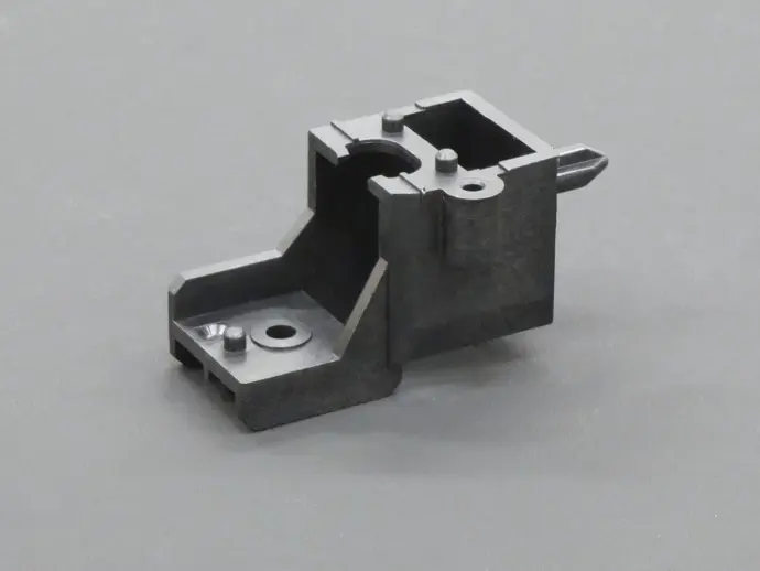 高精度な位置決めボスを実現する精密射出成形技術 | JURARON INDUSTRIES HAI PHONG